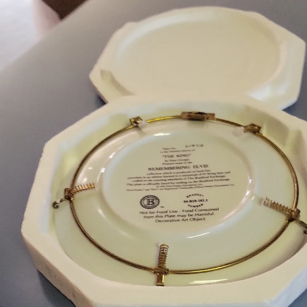 Decorative Plate with Singer Design - Picture 7 of 8